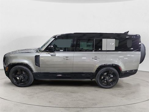 New 2025 Land Rover Defender 130 X-Dynamic SE image 2