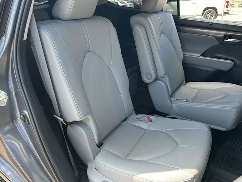 Used 2024 Toyota Highlander Limited image 19