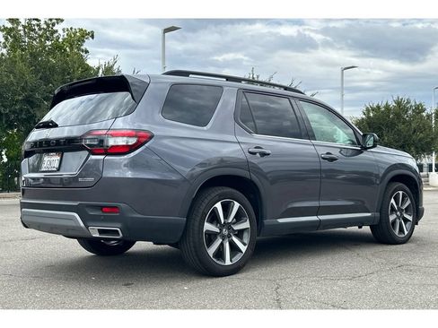Used 2024 Honda Pilot Touring image 6