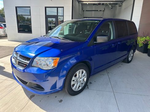 Used 2018 Dodge Grand Caravan SE w/ UConnect Hands-Free Group image 3