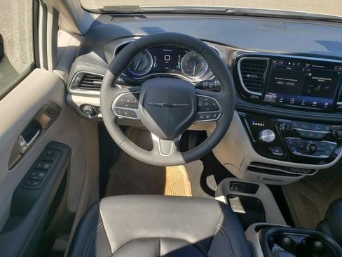 Used 2024 Chrysler Pacifica Touring-L FWD image 17