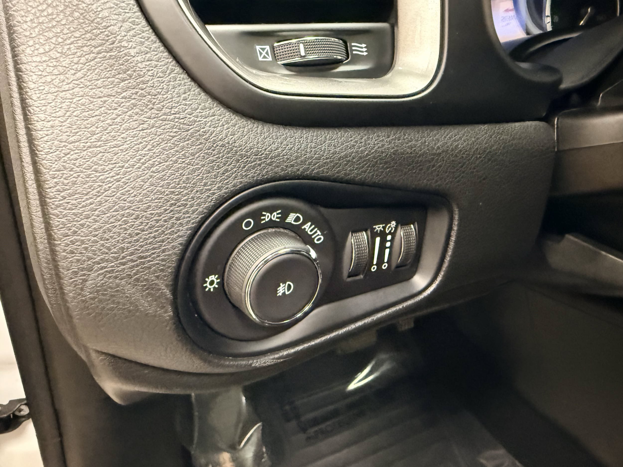 Used 2022 Jeep Renegade Limited w/ Sun, Sound & Wheels Group AWD/4WD image 41