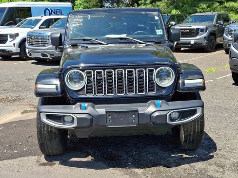 Used 2024 Jeep Wrangler Unlimited Sahara w/ Technology Group AWD/4WD image 2