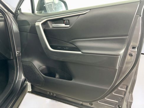 Used 2025 Toyota RAV4 XLE AWD/4WD image 31