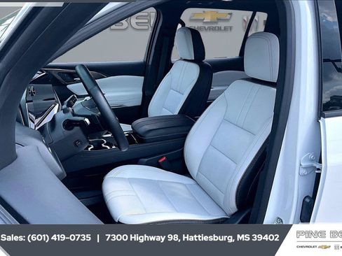 Used 2025 Chevrolet Traverse High Country FWD image 18