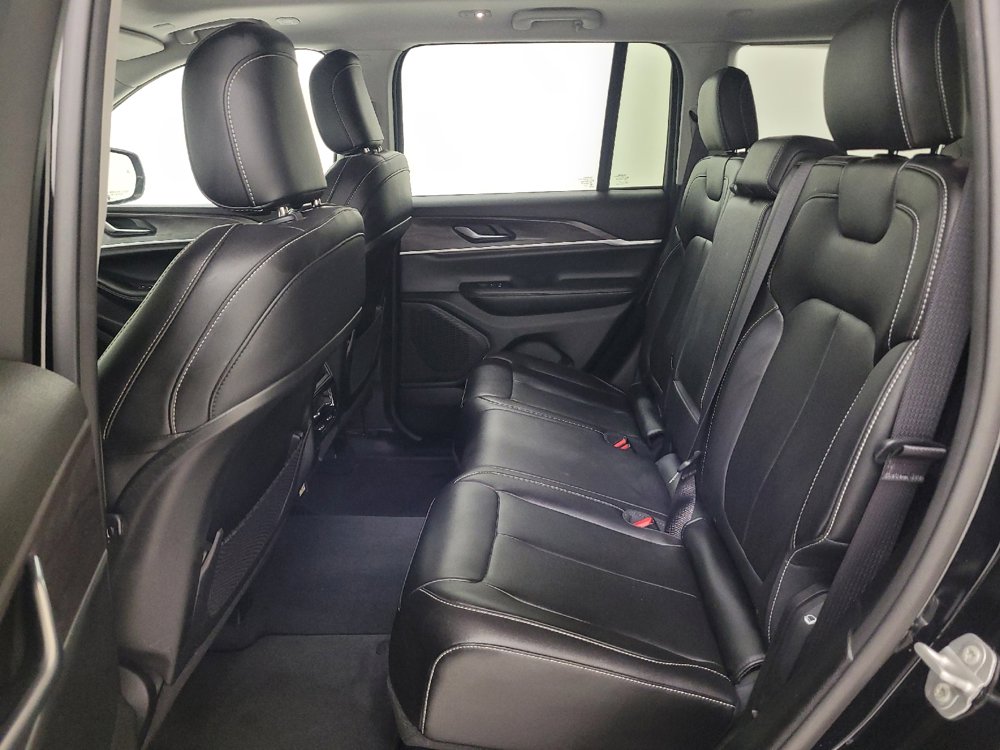 Used 2023 Jeep Grand Cherokee Limited w/ Black Appearance Package AWD/4WD image 18
