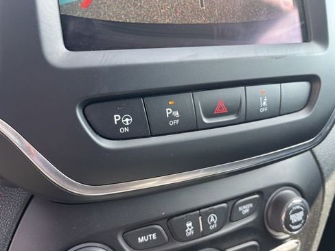 Used 2023 Jeep Cherokee Altitude Lux image 20