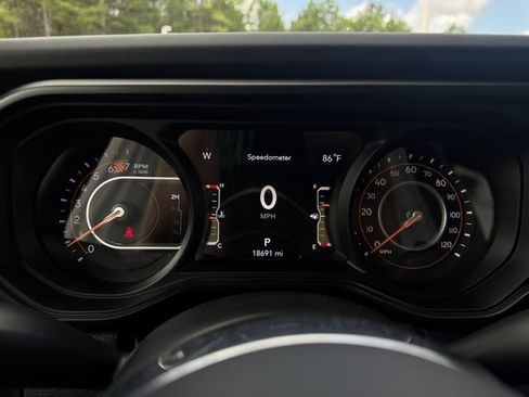 Used 2024 Jeep Wrangler Unlimited Sahara w/ Technology Group AWD/4WD image 16