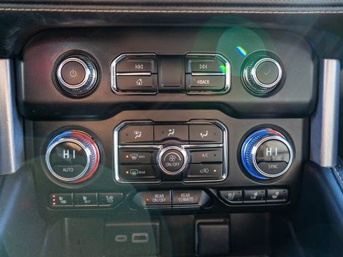 Used 2024 GMC Yukon SLT w/ SLT Luxury Package image 27