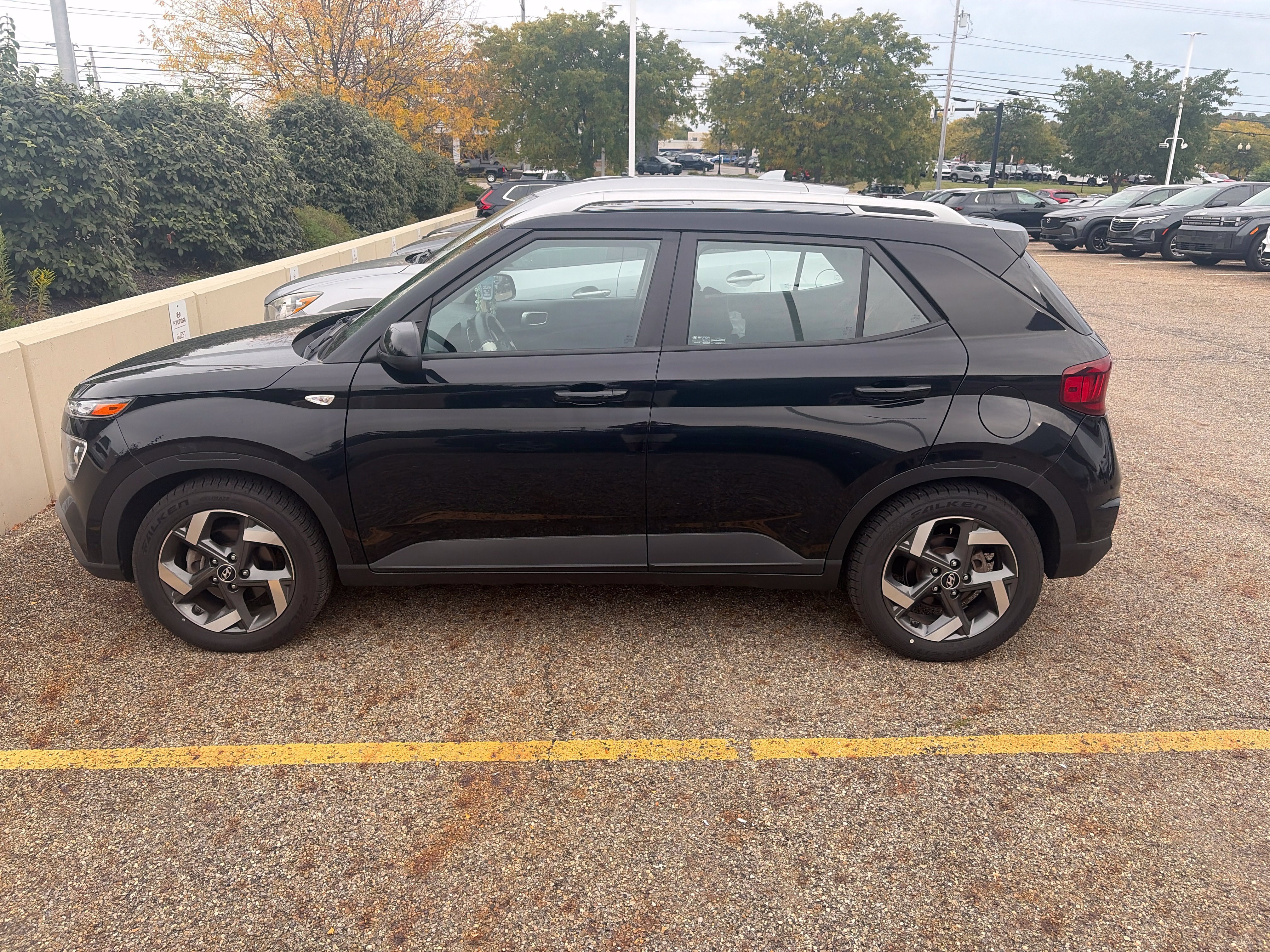 Used 2021 Hyundai Venue SEL w/ Premium Package FWD image 3