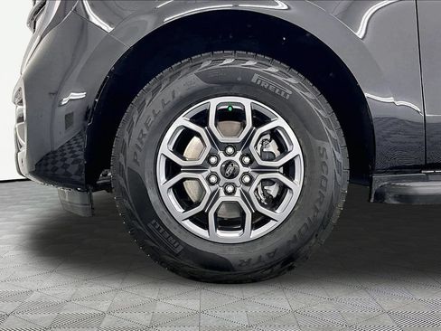 Certified 2025 Ford Expedition Active AWD/4WD image 9