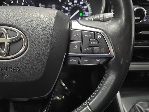 Used 2020 Toyota Highlander XLE AWD/4WD image 23