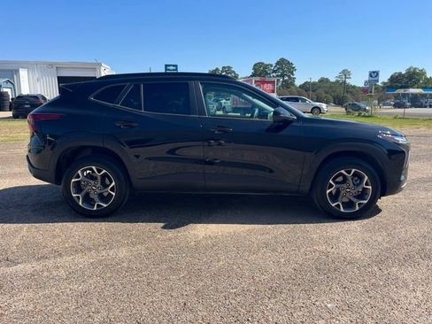 Used 2025 Chevrolet Trax LT FWD image 10
