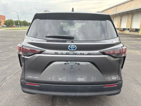 Used 2025 Toyota Sienna XLE AWD/4WD image 4