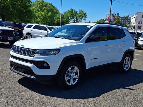 Used 2024 Jeep Compass Latitude AWD/4WD image 3