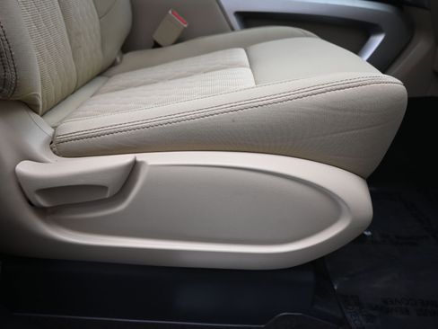 Used 2019 Nissan Titan SV w/ SV Convenience Package image 16