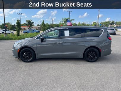 Used 2025 Chrysler Pacifica Select