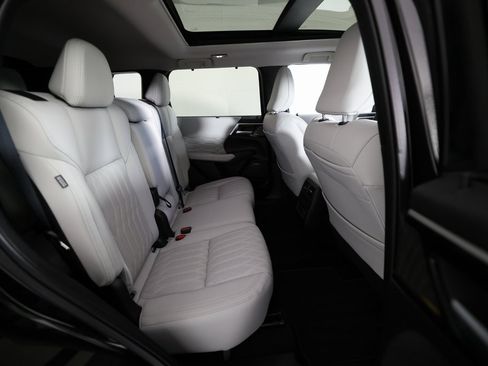 Used 2025 Mitsubishi Outlander AWD image 11