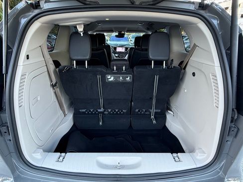 Used 2021 Chrysler Pacifica Touring-L FWD image 17