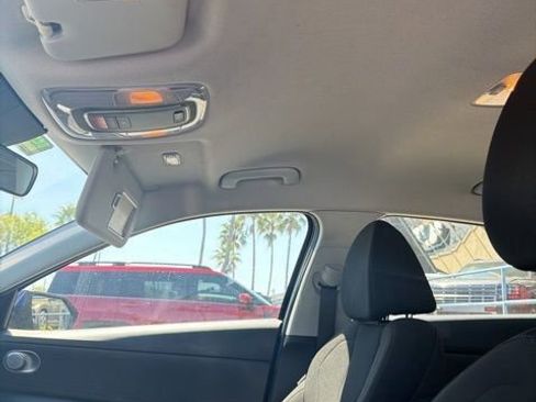 Used 2022 Hyundai Elantra SEL image 2