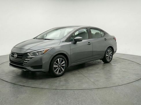 Used 2025 Nissan Versa SV image 3