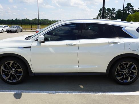 Used 2019 INFINITI QX50 Essential w/ Sensory Package FWD image 4