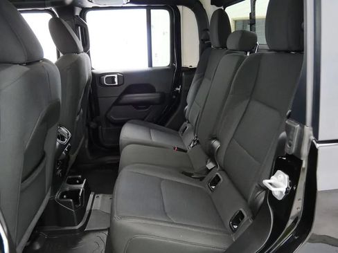 Used 2023 Jeep Gladiator Overland AWD/4WD image 18