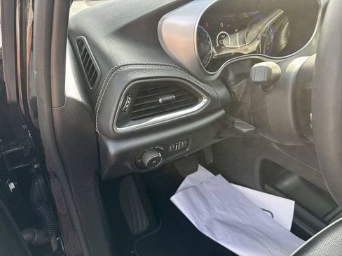 Used 2025 Chrysler Pacifica Limited FWD image 12