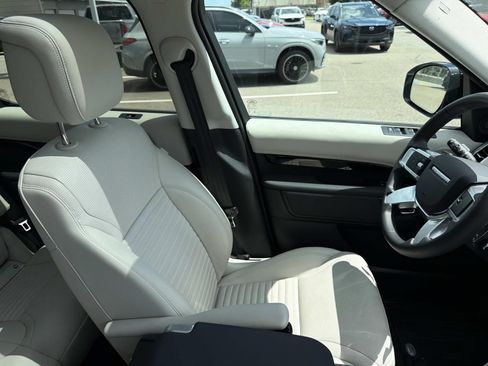 Used 2025 Land Rover Discovery S AWD/4WD image 11
