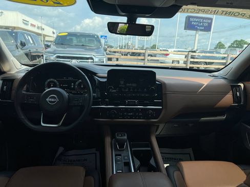 Used 2025 Nissan Pathfinder Platinum w/ Black Appearance Package FWD image 15
