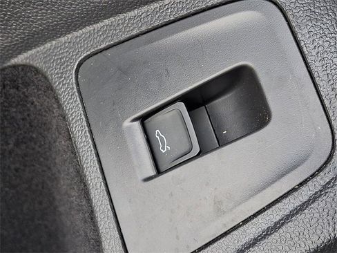 Used 2022 Volkswagen Tiguan SE image 28