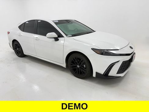 Used 2026 Toyota Camry SE w/ Convenience Package FWD image 1