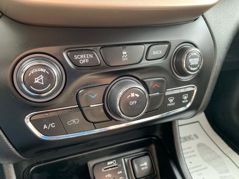 Used 2017 Jeep Cherokee Latitude w/ Safety/Convenience Group image 19