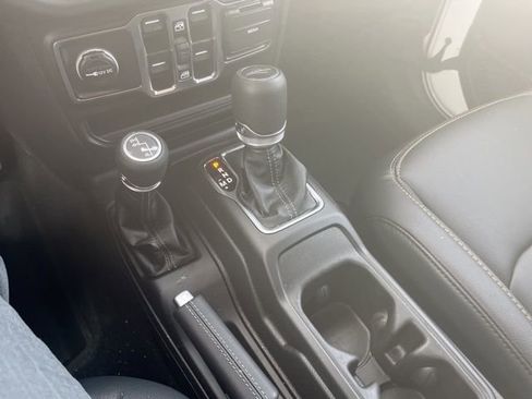 Used 2025 Jeep Gladiator Sport image 12