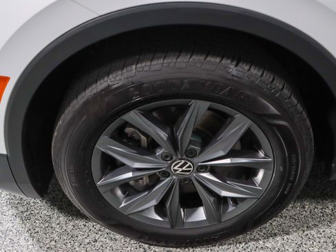 Used 2024 Volkswagen Tiguan SE image 11