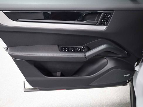 Certified 2024 Porsche Cayenne Coupe image 16