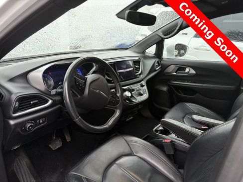 Used 2018 Chrysler Pacifica Touring-L Plus image 8