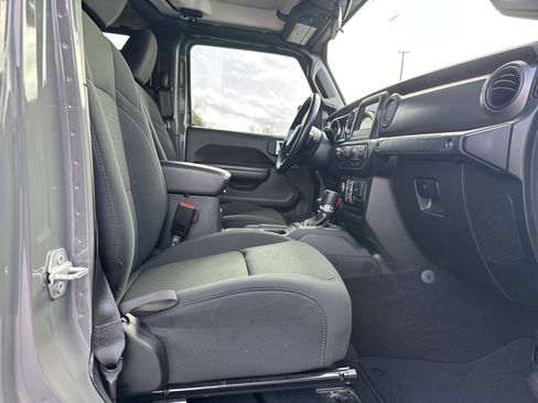 Used 2021 Jeep Gladiator Sport image 30