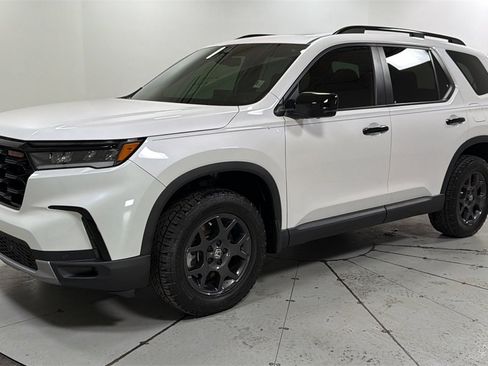 Used 2025 Honda Pilot TrailSport image 1