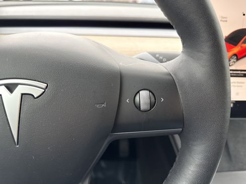 Used 2022 Tesla Model Y Long Range image 25