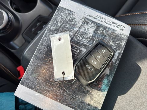 Used 2023 Ford Bronco Badlands image 37