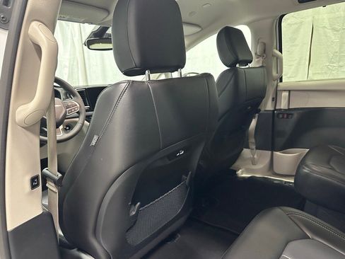 Used 2023 Chrysler Pacifica Touring-L image 45