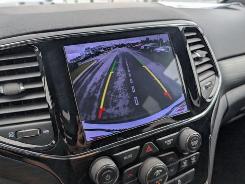 Used 2019 Jeep Grand Cherokee Altitude AWD/4WD image 17