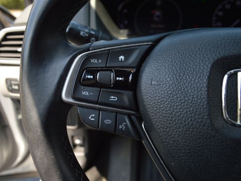 Used 2018 Honda Accord Touring image 11