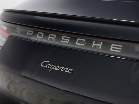 Certified 2023 Porsche Cayenne Platinum Edition image 8