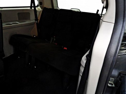 Used 2016 Dodge Grand Caravan SE FWD image 10