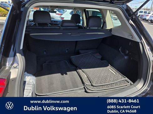 Used 2023 Volkswagen Tiguan SE w/ Panoramic Sunroof Package AWD/4WD image 23