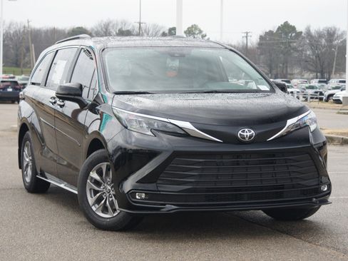 Used 2026 Toyota Sienna XLE FWD image 31