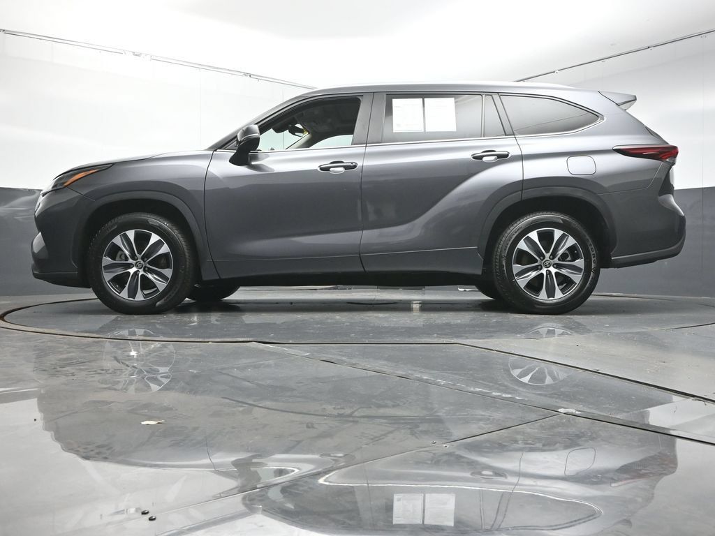 Used 2024 Toyota Highlander XLE FWD image 36