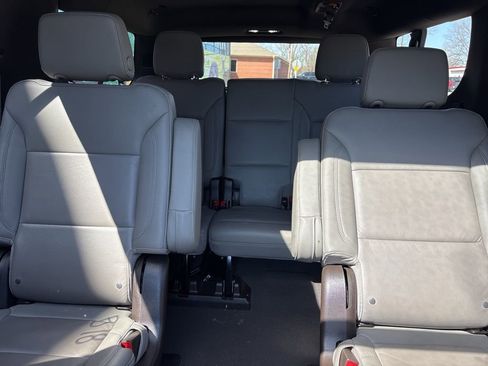 Used 2022 Chevrolet Suburban LT w/ LT Signature Package image 18